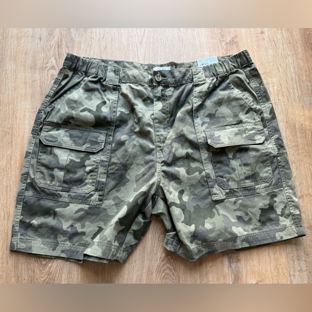 Camouflage Cargo Shorts Men’s Size 42/NWT